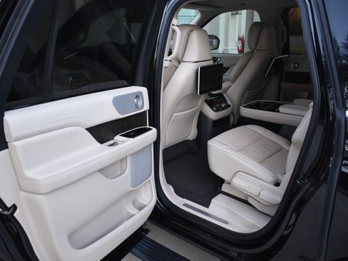 Used 2019 Lincoln Navigator L Reserve image 12