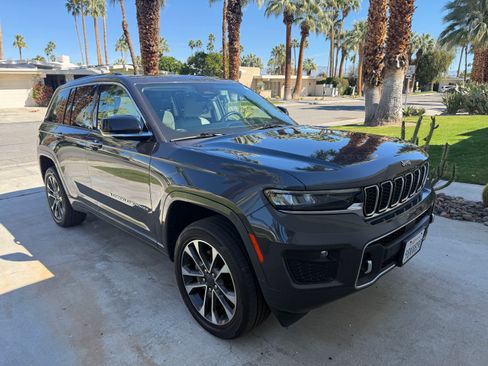 Used 2022 Jeep Grand Cherokee Overland w/ Luxury Tech Group IV image 2