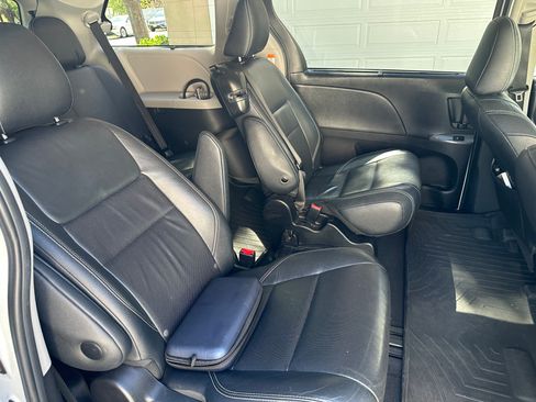 Used 2015 Toyota Sienna SE Premium image 11
