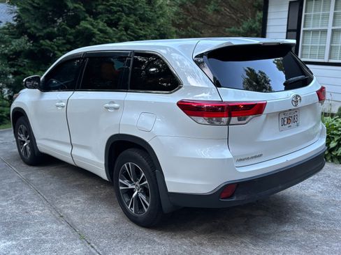 Used 2018 Toyota Highlander LE FWD image 6