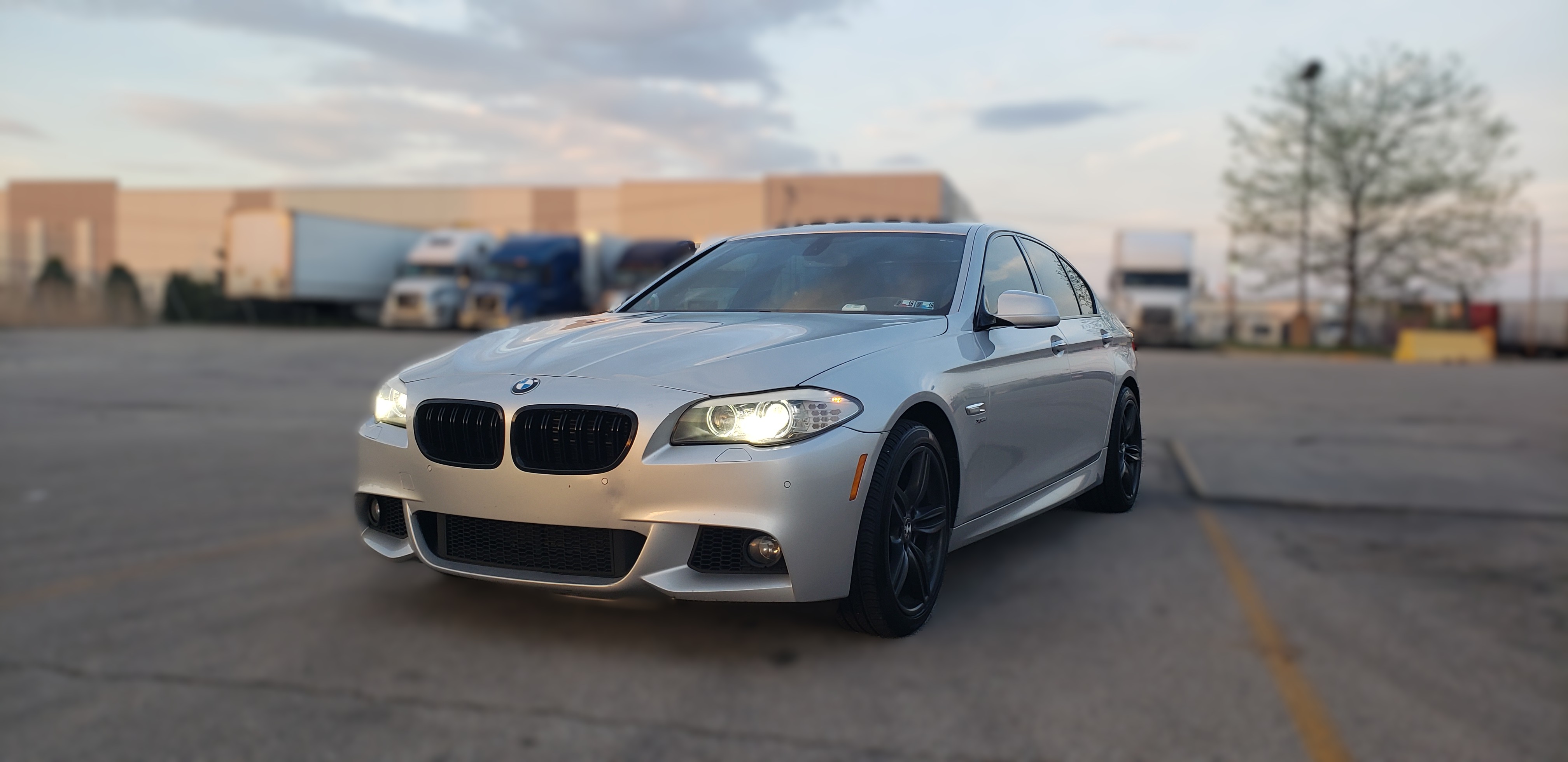 Used 2011 BMW 550i xDrive Sedan AWD/4WD image 2