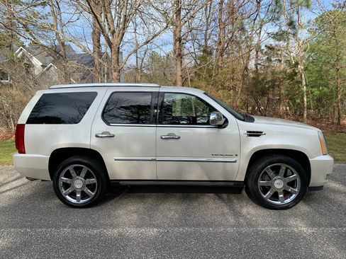 Used 2007 Cadillac Escalade 2WD w/ Information Package image 2