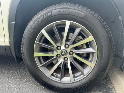 Used 2019 Toyota Highlander XLE FWD image 9