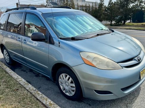 Used 2007 Toyota Sienna CE image 1