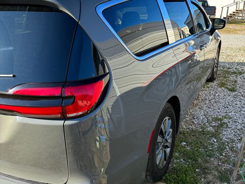 Used 2023 Chrysler Pacifica Touring-L image 4