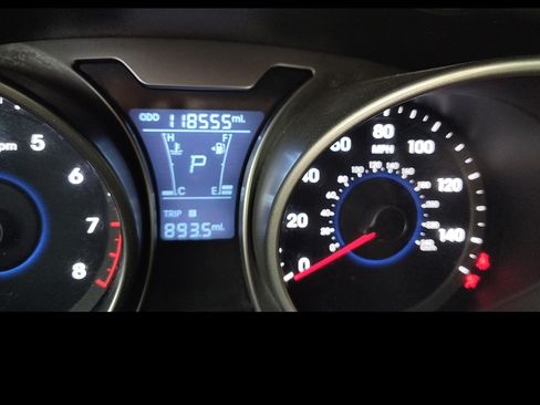 Used 2012 Hyundai Veloster FWD image 6