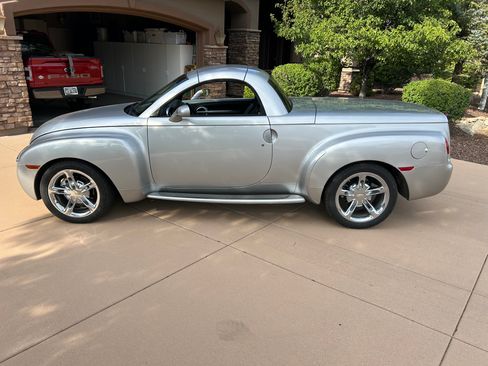 Used 2005 Chevrolet SSR w/ Preferred Equipment Group RWD image 1