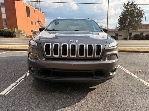 Used 2018 Jeep Cherokee Latitude Plus w/ Comfort/Convenience Group image 2