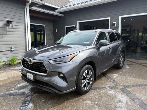 Used 2023 Toyota Highlander XLE AWD/4WD image 4