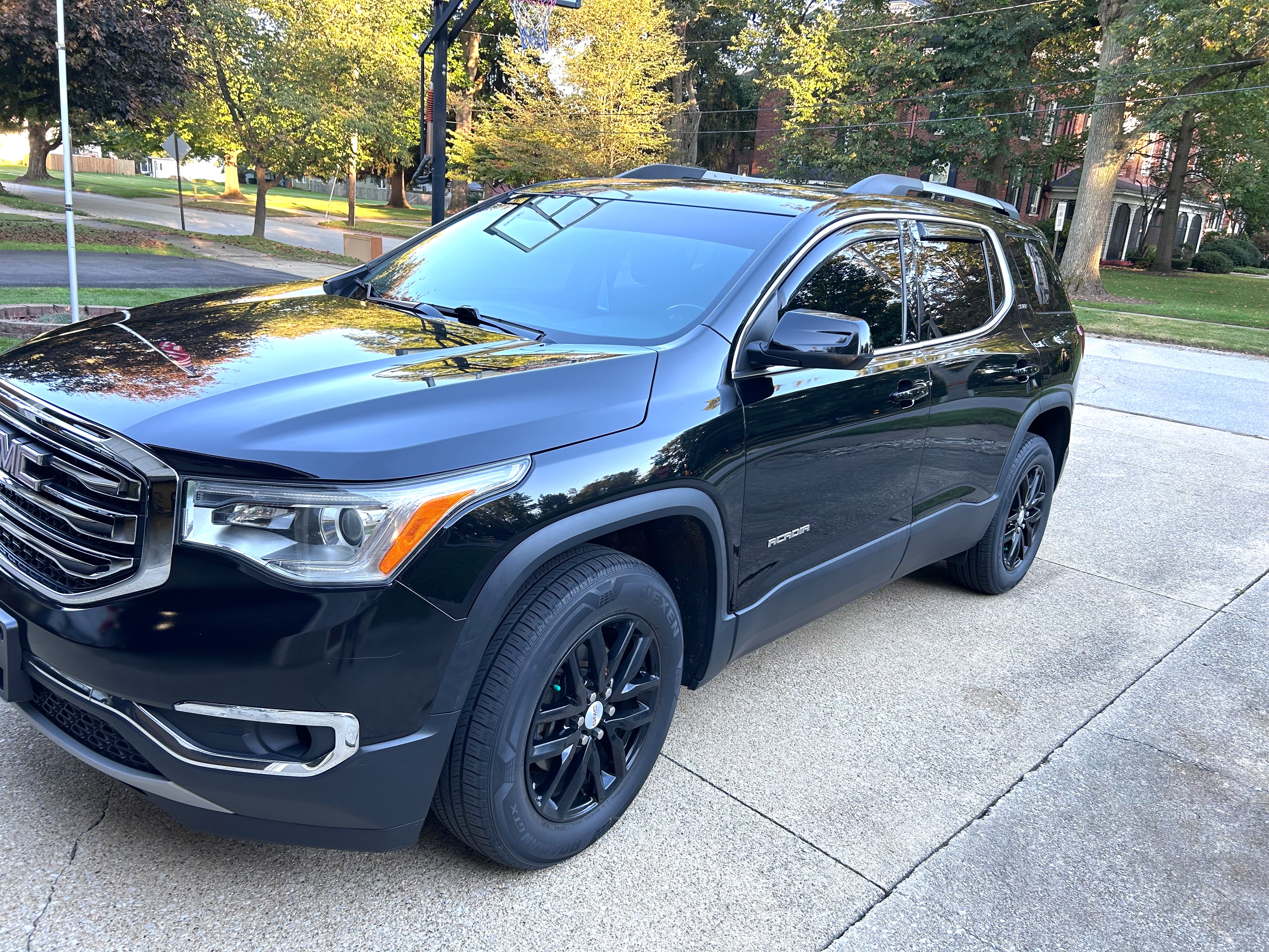 Used 2018 GMC Acadia SLT FWD image 2