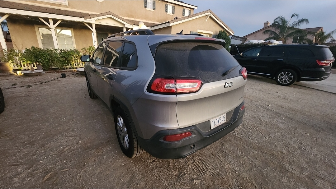 Used 2015 Jeep Cherokee Sport w/ Sport Appearance Group FWD image 5