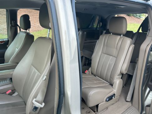 Used 2015 Chrysler Town & Country Touring FWD image 11