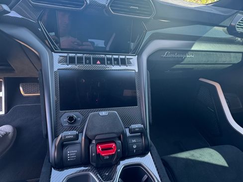 Used 2024 Lamborghini Urus Performante AWD/4WD image 11
