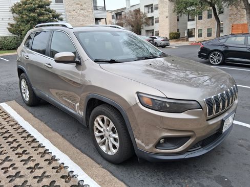 Used 2019 Jeep Cherokee Latitude w/ Popular Appearance Group image 1