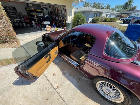 Used 1995 MAZDA MX-5 Miata M-Edition Convertible 2D image 13