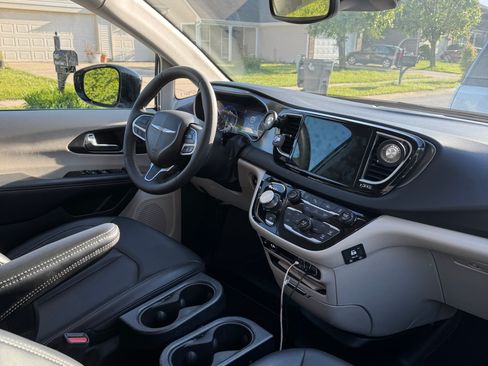 Used 2024 Chrysler Pacifica Touring-L FWD image 10
