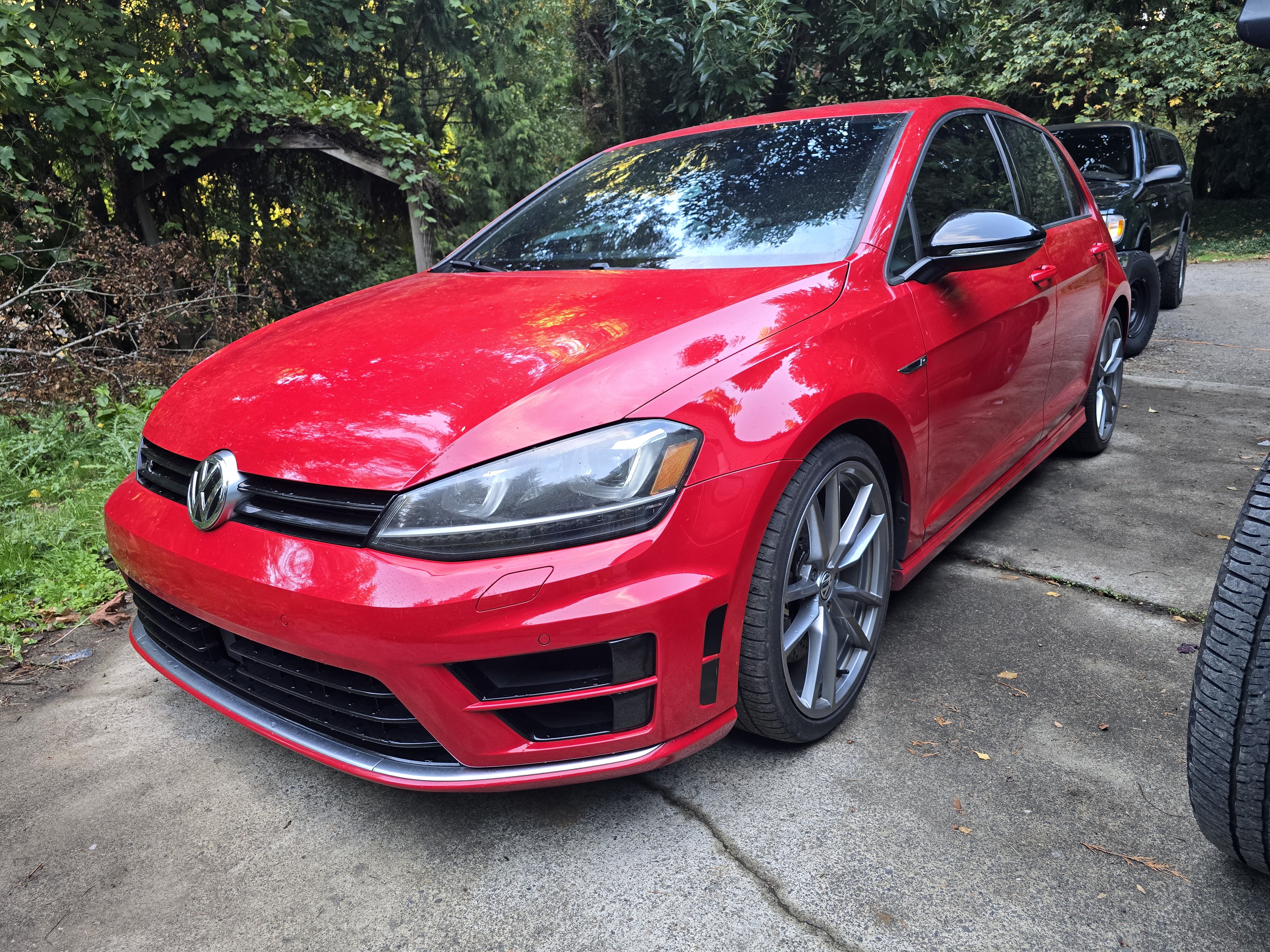 Used 2017 Volkswagen Golf 4-Door AWD/4WD image 1