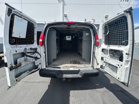 Used 2015 Chevrolet Express 2500 RWD image 9