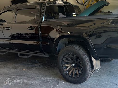 Used 2017 Toyota Tacoma TRD Sport image 5