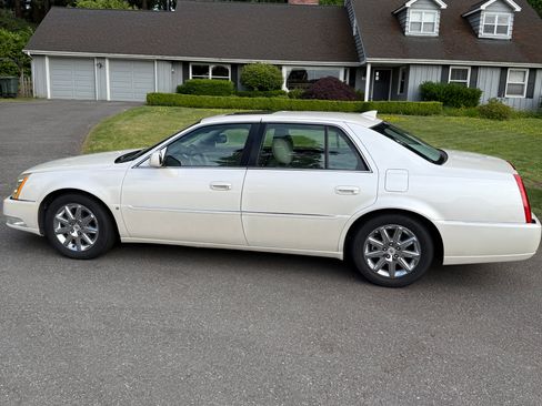 Used 2010 Cadillac DTS Premium w/ Driver Awareness Package FWD image 5