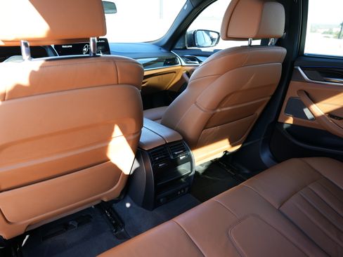 Used 2021 BMW M550i xDrive w/ Executive Package image 31