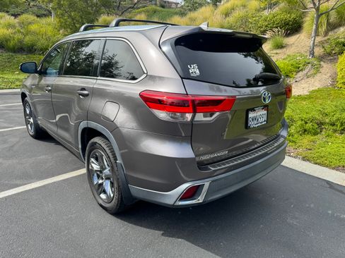 Used 2019 Toyota Highlander Limited Platinum image 2