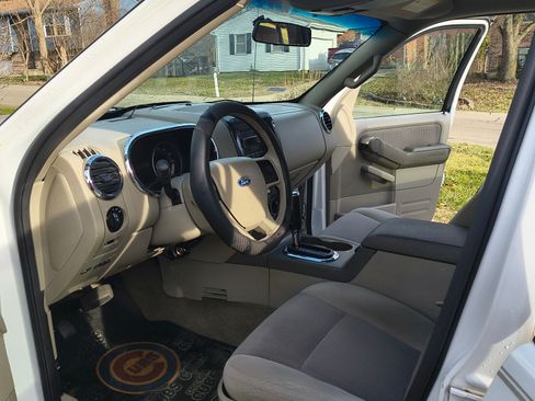 Used 2007 Ford Explorer XLT image 2