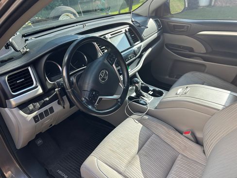 Used 2017 Toyota Highlander Plus FWD image 4