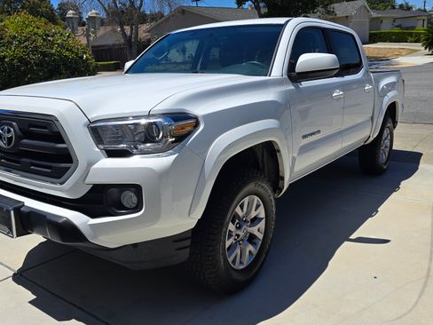 Used 2017 Toyota Tacoma SR5 w/ Tow Package RWD image 4