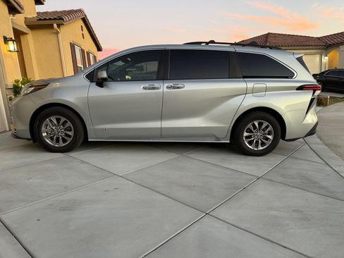 Used 2021 Toyota Sienna XLE w/ XLE Plus Package image 8