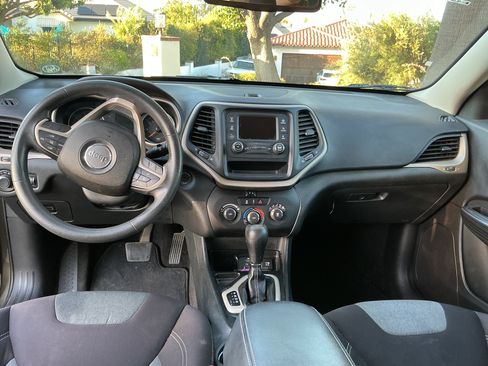 Used 2015 Jeep Cherokee Sport FWD image 10