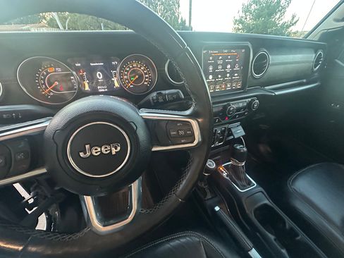 Used 2019 Jeep Wrangler Unlimited Sahara image 13
