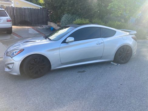 Used 2013 Hyundai Genesis 3.8 image 9