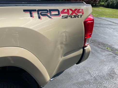 Used 2016 Toyota Tacoma TRD Sport w/ Premium & Technology Package AWD/4WD image 15