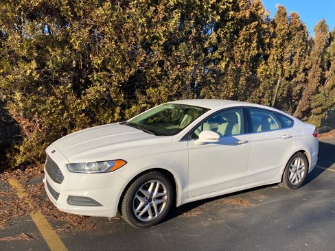 Used 2016 Ford Fusion SE image 1