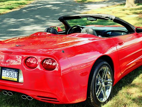 Used 2001 Chevrolet Corvette Convertible w/ Preferred Equipment Group2 image 2