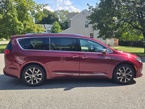 Used 2017 Chrysler Pacifica Limited image 6