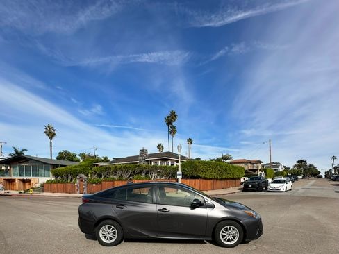 Used 2018 Toyota Prius Three Touring image 11