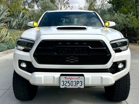 Used 2022 Toyota Tacoma TRD Sport w/ Technology Package AWD/4WD image 1