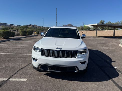Used 2018 Jeep Grand Cherokee Limited w/ Luxury Group II image 2