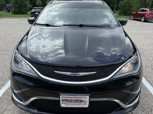 Used 2019 Chrysler Pacifica Touring-L FWD image 2