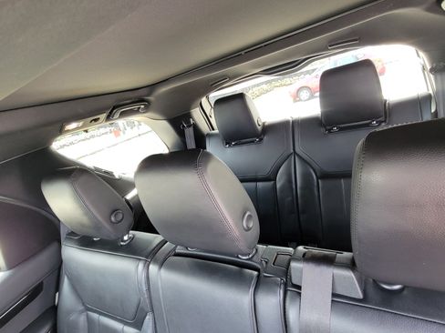 Used 2019 Land Rover Discovery SE image 19