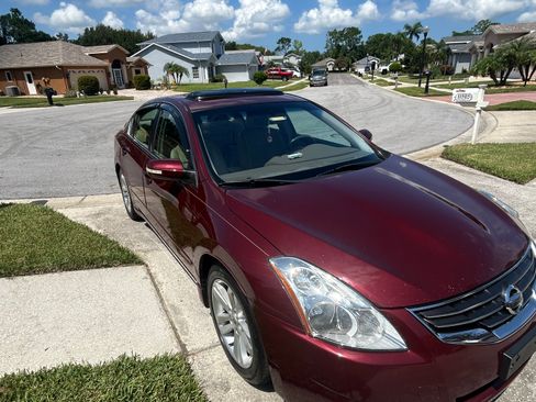 Used 2010 Nissan Altima 3.5 SR w/ Premium Pkg FWD image 2