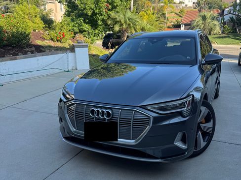 Used 2019 Audi e-tron Prestige w/ Prestige Package AWD/4WD image 6