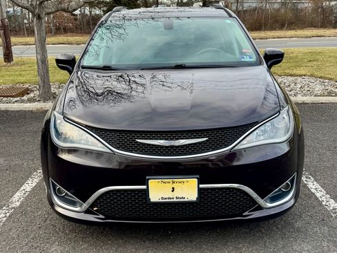 Used 2017 Chrysler Pacifica Touring-L image 1