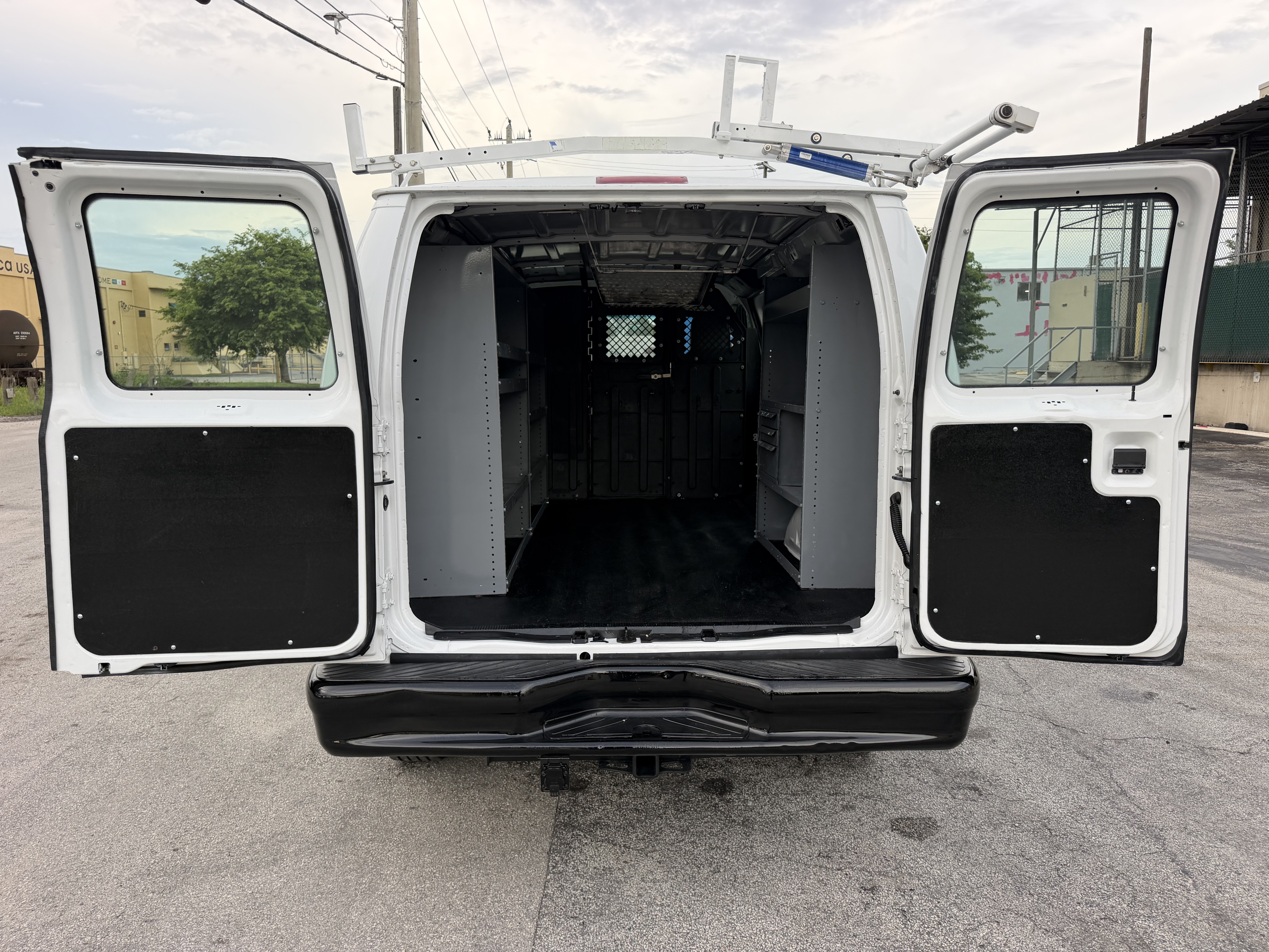 Used 2009 Ford E-350 and Econoline 350 Super Duty RWD image 12