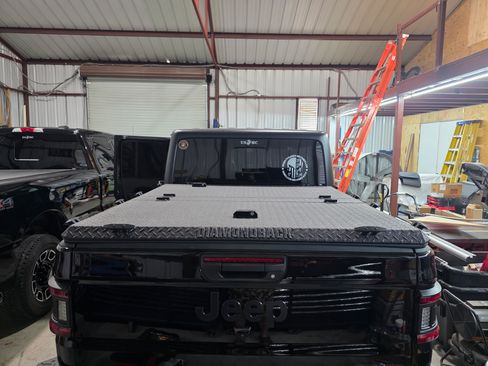 Used 2021 Jeep Gladiator Sport image 14