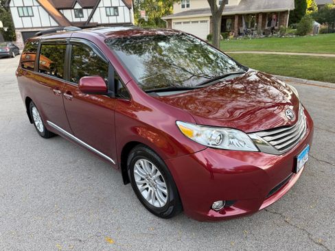 Used 2015 Toyota Sienna XLE image 18
