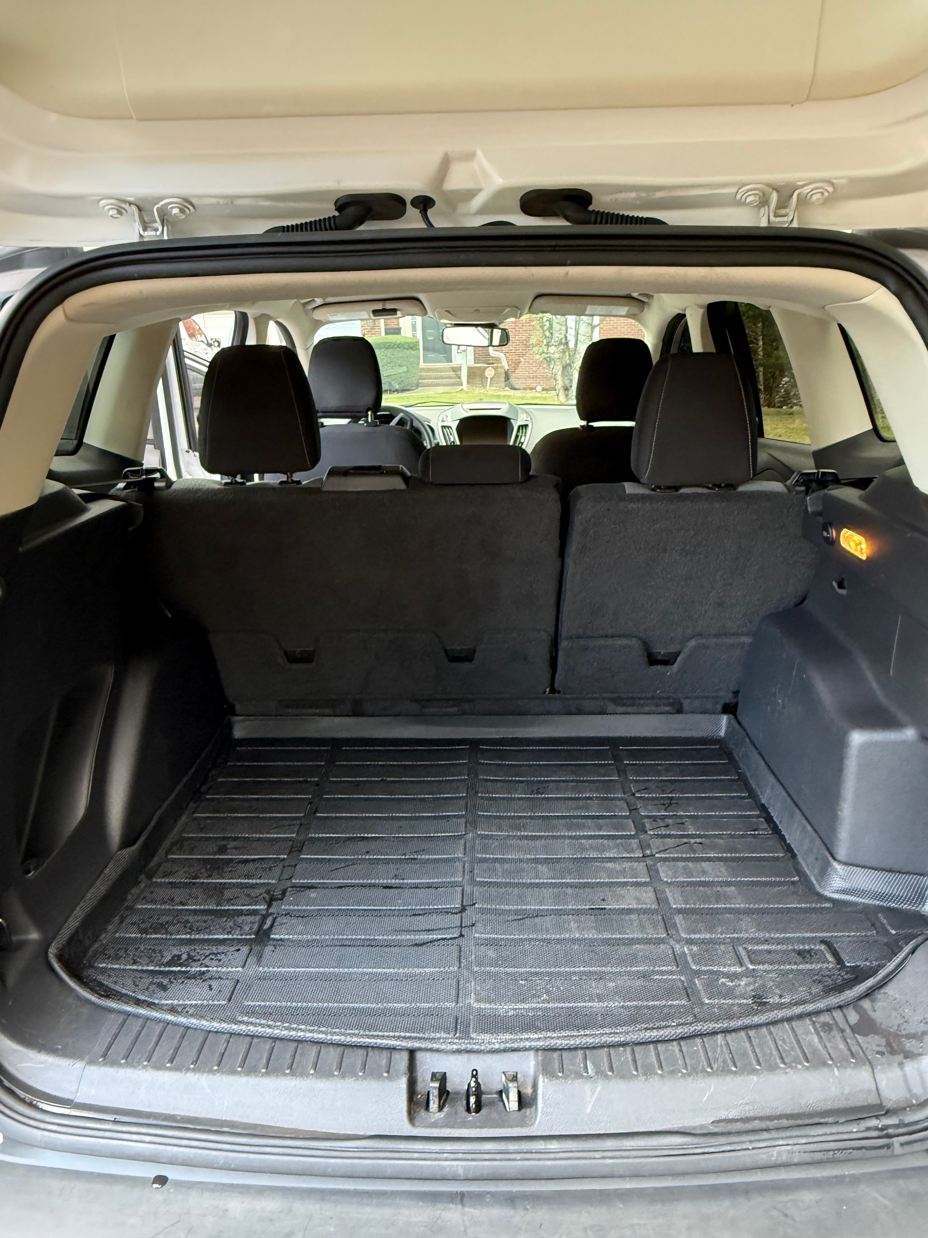 Used 2018 Ford Escape SE w/ Ford Safe & Smart Package FWD image 9