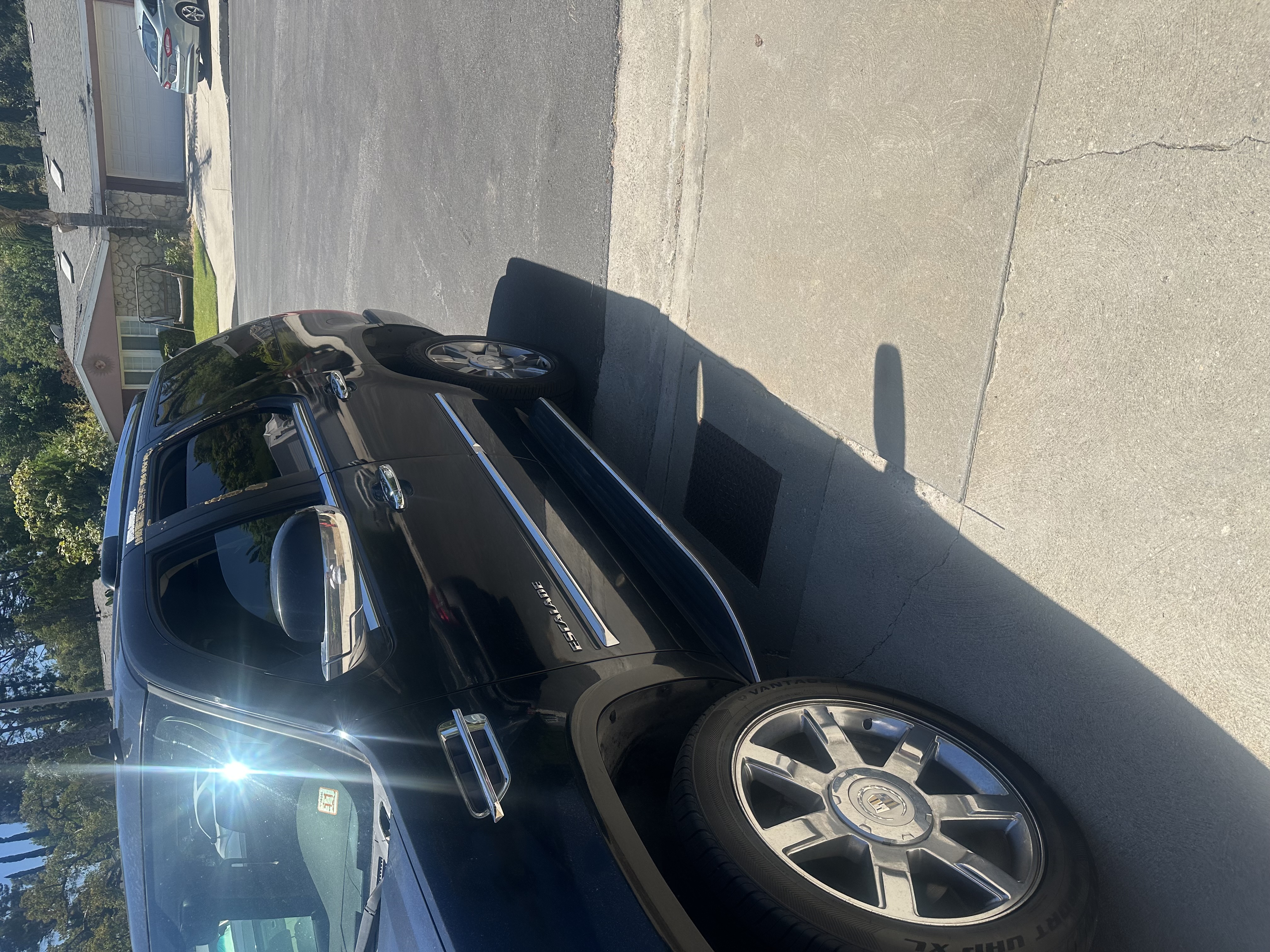Used 2010 Cadillac Escalade 2WD image 2